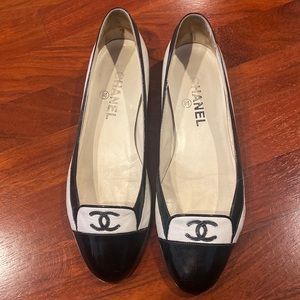 CHANEL, Shoes, Chanel Gray Elastic Leather Black Suede Cap Toe Flat  Ballet Ballerinas 3858us